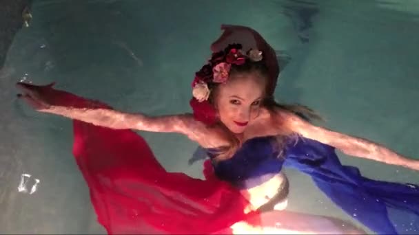 Uma jovem numa piscina de água. conceito de beleza e moda — Vídeo de Stock