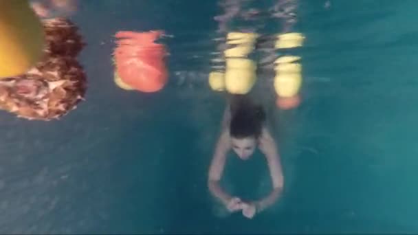 A menina de fato de banho nada na piscina — Vídeo de Stock