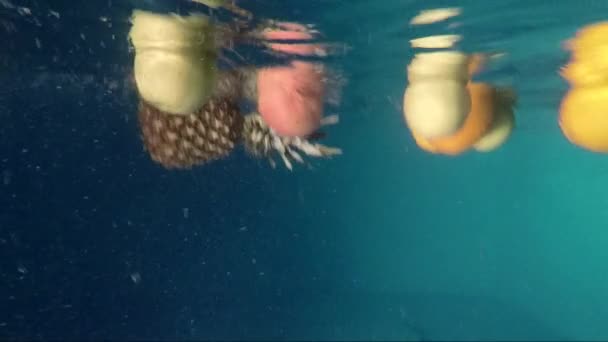 水果漂浮在干净清澈的水中 — 图库视频影像