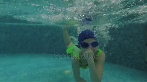 A criança nada debaixo d 'água na piscina — Vídeo de Stock