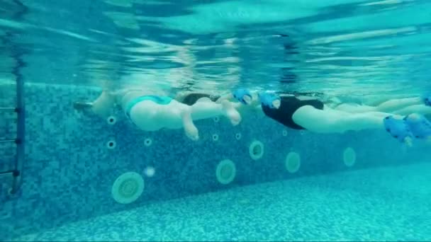 Ejercicio físico con la ponderación bajo el agua en la piscina — Vídeos de Stock