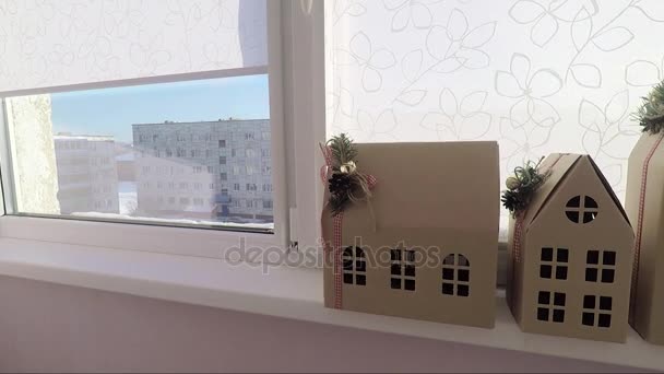 Pappe, Papierhäuser am Fenster — Stockvideo