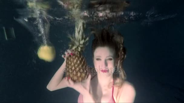 Vacker flicka med ananas i händerna under vatten — Stockvideo
