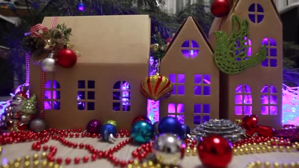 Рождественские гирлянды и картонные домики — стоковое видео