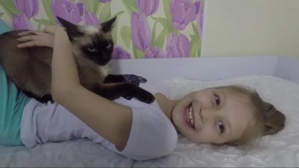 Милая девочка с котом дома — стоковое видео