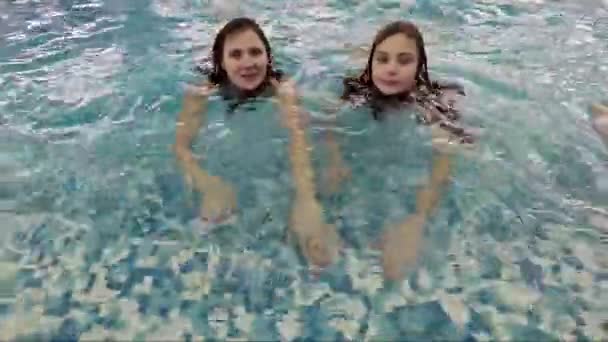 Mamá y su hija nadan en la piscina — Vídeo de stock