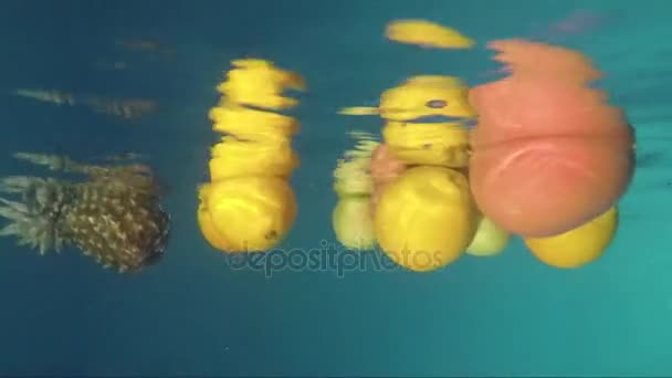 Saftige reife Früchte in Wasser — Stockvideo