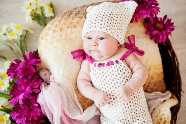 Newborn baby in a basket — Stock Photo, Image