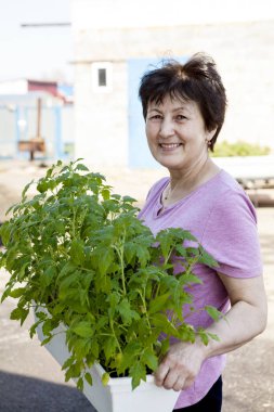Kadın elinde filizi ile