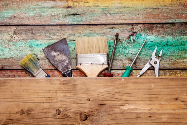 Herramientas sobre fondo de madera con espacio de copia — Foto de Stock