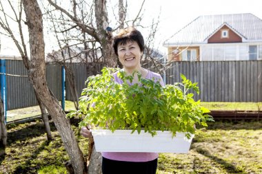 Kadın elinde filizi ile