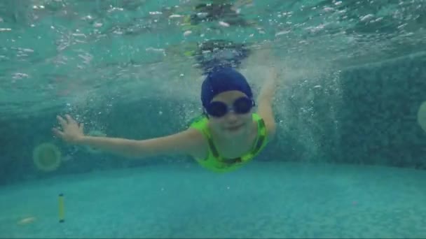 Buceo en la piscina — Vídeos de Stock