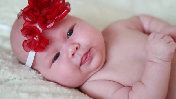 Retrato de una hermosa niña de 2 meses — Vídeo de stock