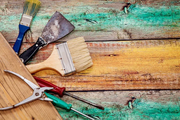 Herramientas para la reparación en una mesa de madera pintada — Foto de Stock