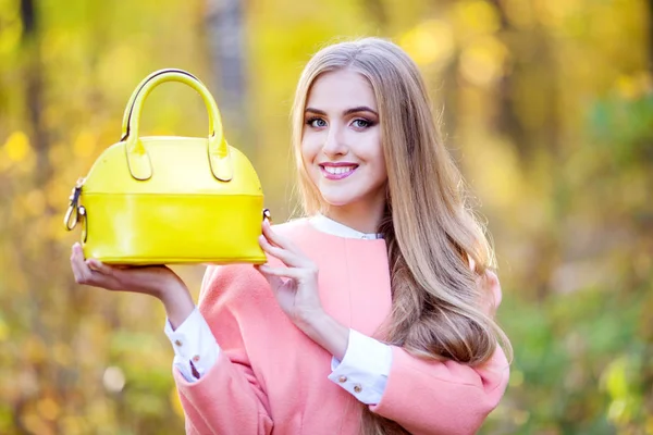 Ragazza e pelle borsa gialla — Foto Stock