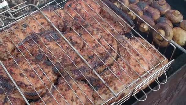 Grillowany stek wołowy na grillu, zbliżenie. — Wideo stockowe