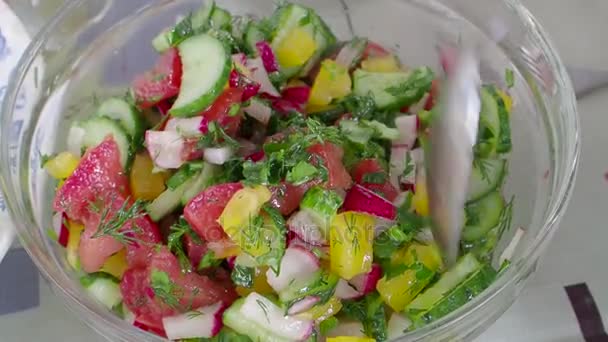 Смачний вітамінний літній салат — стокове відео