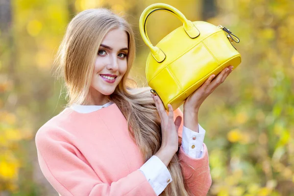 A menina anuncia uma bolsa de mulher — Fotografia de Stock