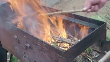 ateş, duman, kül kömür mangal alanındaki