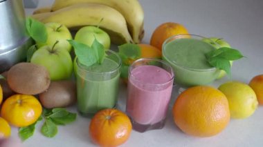 Meyve ve süt meyveler arasında masadaki kokteyl. Smoothies