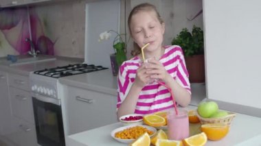 Çocuk ve meyve kokteyli. Detoks