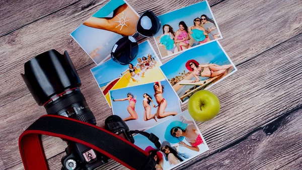 Bilder av flickor på havet och en professionell kamera på bordet — Stockfoto