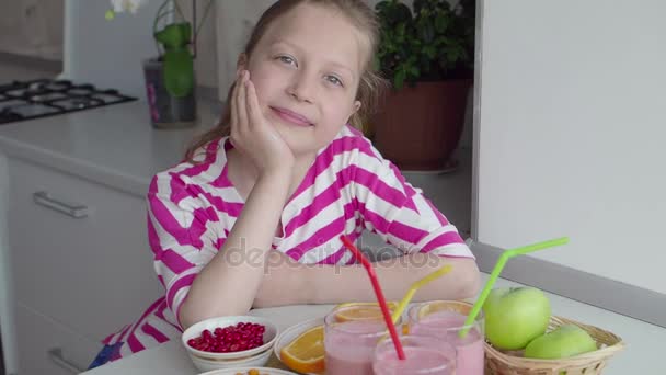 Cóctel infantil y de frutas y frutas. Alimento saludable . — Vídeo de stock