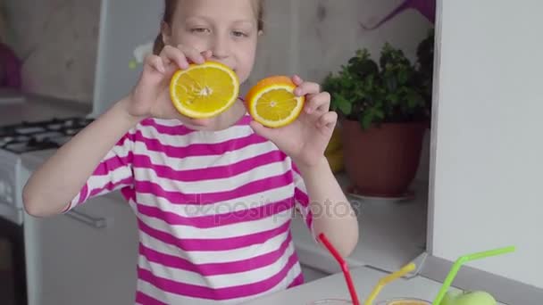 Kind und Orangen. Gesunde Ernährung — Stockvideo