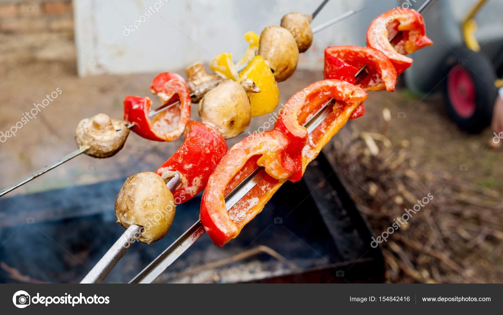 Doğada şiş kebap - piknik için mükemmel yemek Doğada şiş kebap - piknik için mükemmel yemek