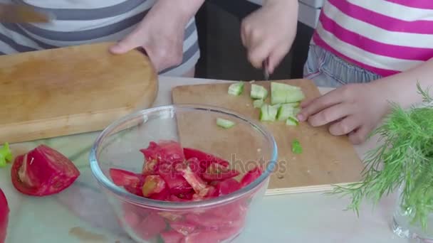 4k, klein meisje en haar grootmoeder bereiden een plantaardige salade in de keuken. — Stockvideo