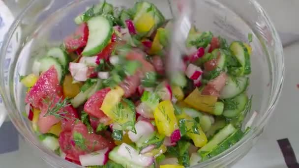 Летний витаминный салат крупным планом — стоковое видео