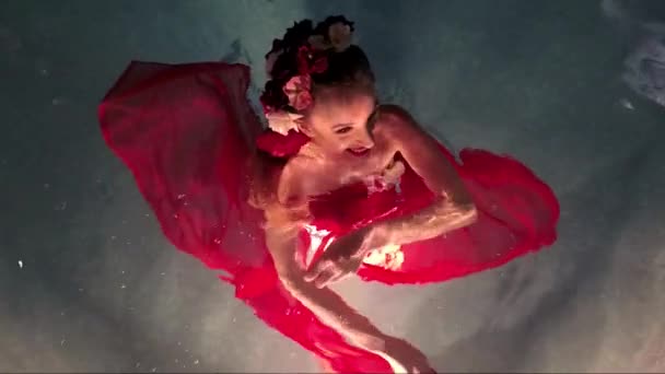 Νεαρό κορίτσι της μόδας στην πισίνα με νερό — Αρχείο Βίντεο