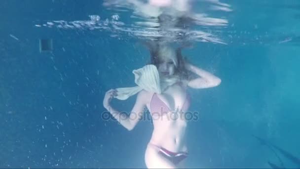 Подводный кадр девушки в белой шляпе — стоковое видео