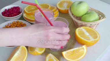 Çilek ile yapılan meyve doğal vitamin kokteyl. Detoks. Diyet