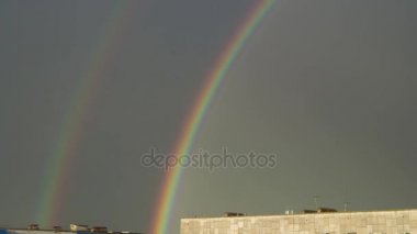 Çift parlak büyük gökkuşağı evleri üzerinde