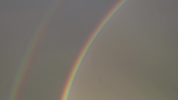 Double grand arc-en-ciel lumineux sur un ciel gris — Video