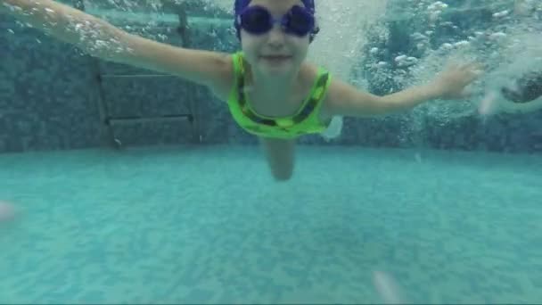 Onderwater fotograferen van een kind in het zwembad — Stockvideo