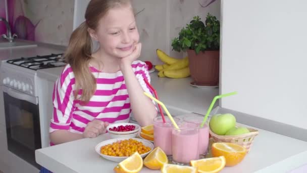 Дівчина зі свіжими фруктами на фоні кімнати — стокове відео