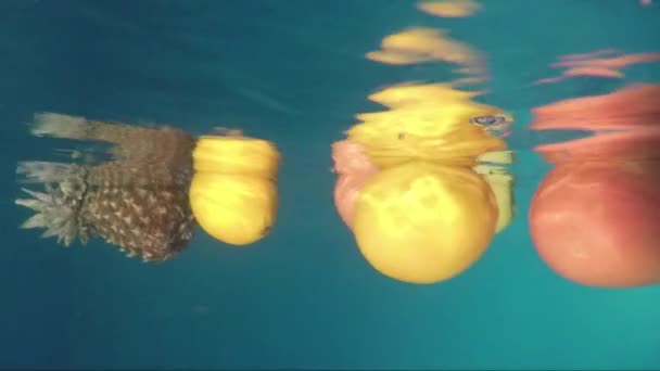 Fotografia subaquática de frutas maduras suculentas na piscina — Vídeo de Stock