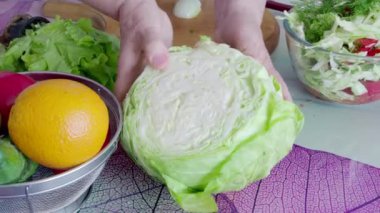 Kopya alanı, ahşap bir masaya ferahlatıcı milkshakes görünümü top