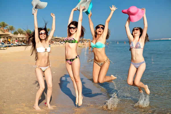 Una compañía de chicas jóvenes en un salto de mar — Foto de Stock