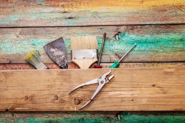 Herramientas sobre fondo de madera con espacio de copia — Foto de Stock