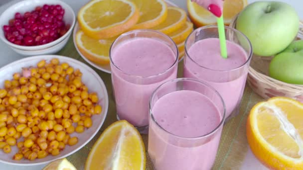 Cóctel de vitaminas naturales a base de fruta elaborado con fresa. Desintoxicación. Dieta — Vídeos de Stock