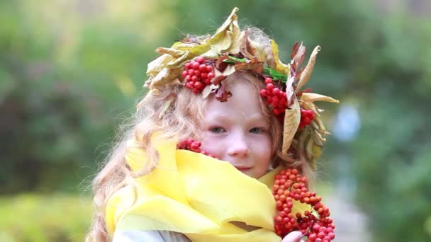 Portrait of a child of 8 years old wreath of ashberry in autumn — Stock Video