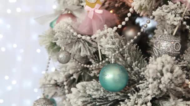 Рождественская елка с шарами и гирляндой — стоковое видео