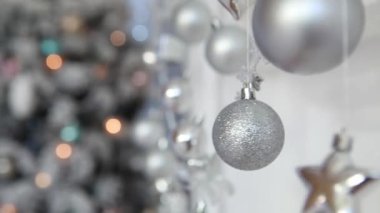 Yeni yıl gümüş takı. Topları ve Garland