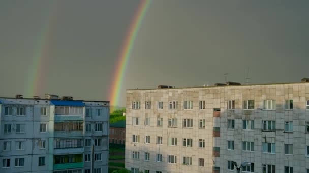 Двойная радуга после дождей в городе. 4K UHD 3840x2160 — стоковое видео