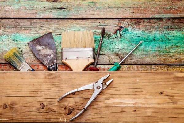 Herramientas sobre fondo de madera con espacio de copia — Foto de Stock