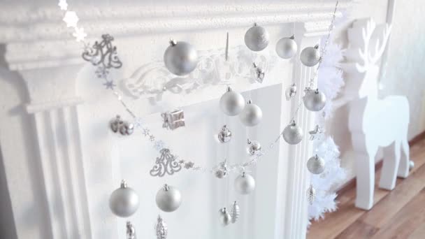 Рождественские шары и шишки висят на веревке, раскачиваясь в комнате на новый год — стоковое видео