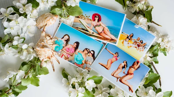 Photo album with photos of girls on the beach — Stock Photo, Image